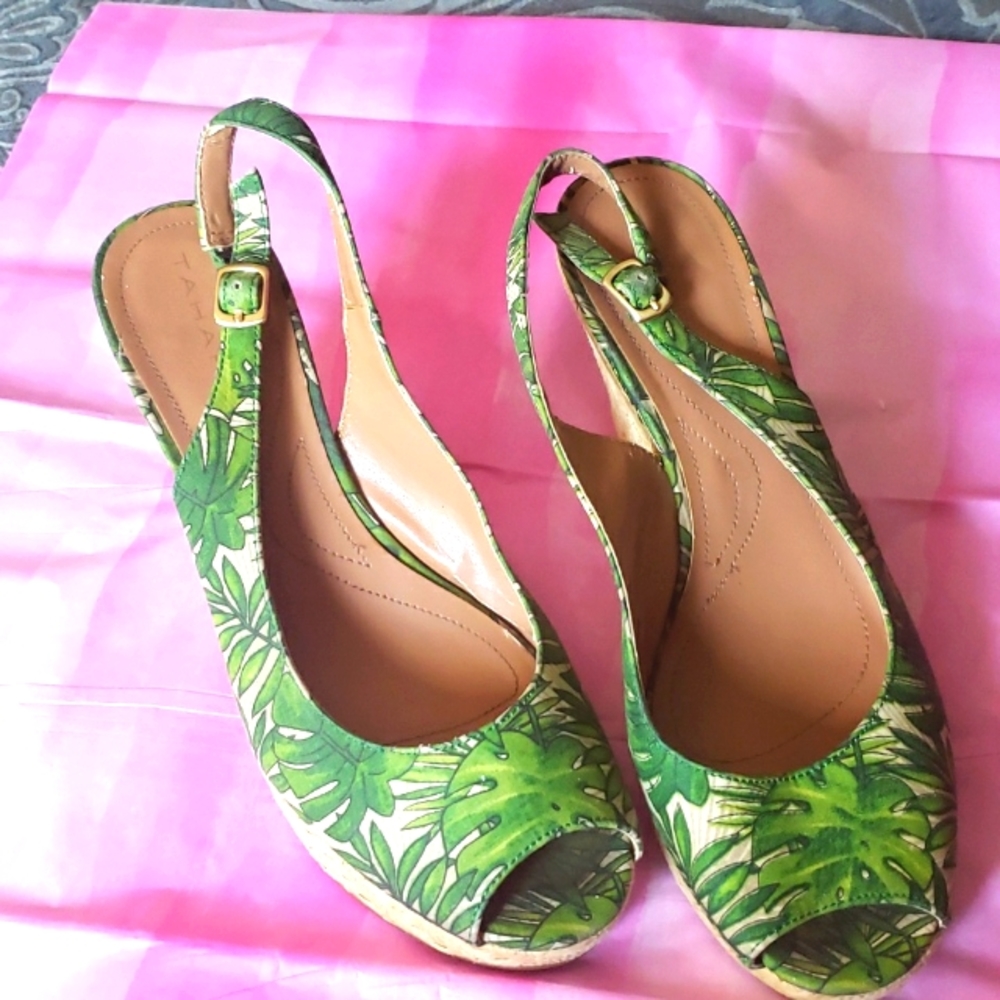 TAHARI GREEN 💚 SAFARI WEDGES/ESPADRILLE SZ 8.5M